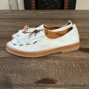 Spring Step Women's Berna leather slip-on loafer in white. Size 39